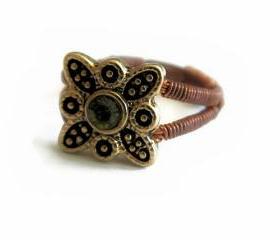 Vintage style ring with green stone. Size 5.5